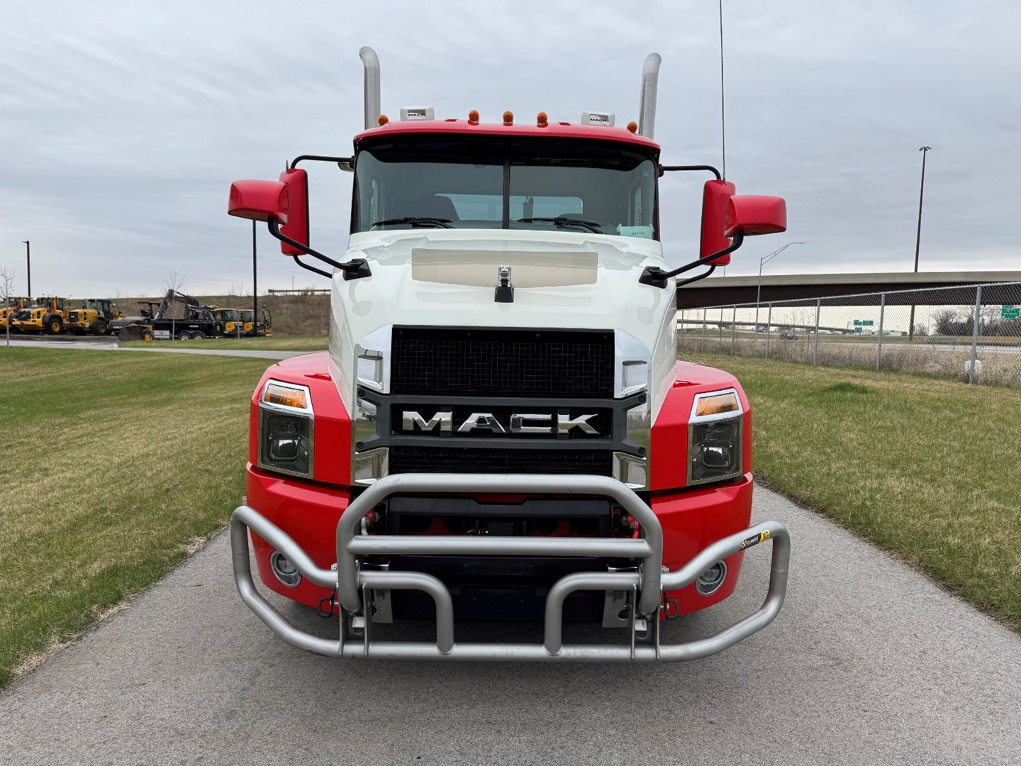 Used 2023 Mack Anthem Daycab - image 2